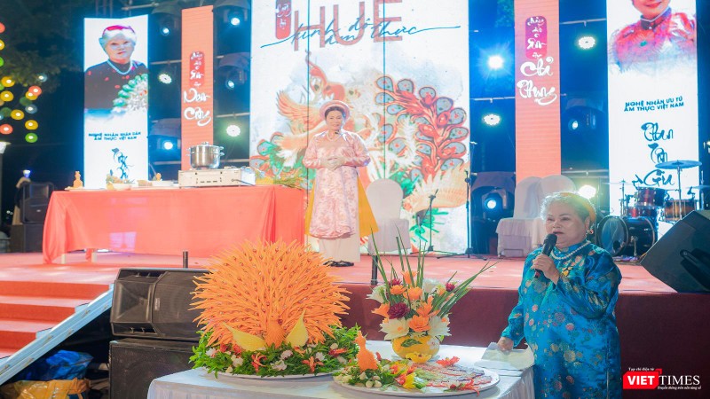 Nghệ nhân nhân dân Tôn Nữ Thị Hà giới thiệu món "nem công"