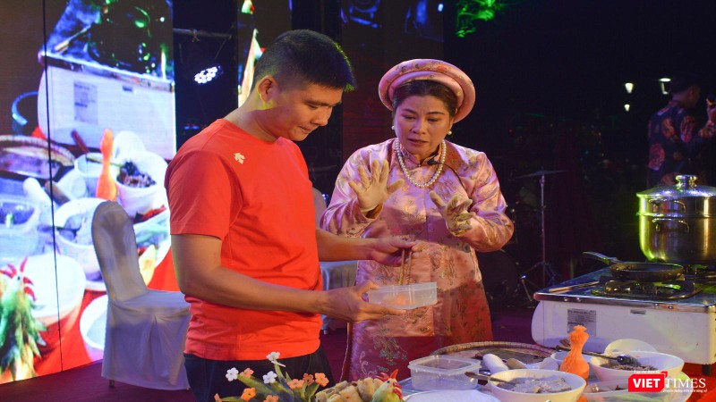 Du khách trải nghiệm làm chả phượng