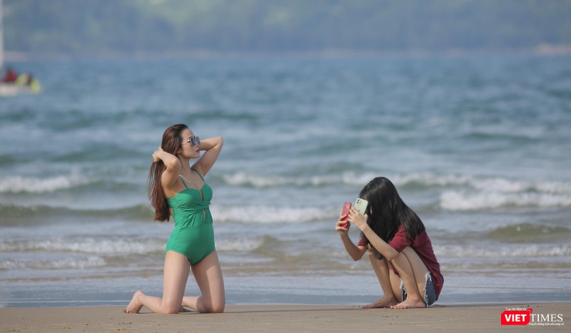 Du khách khoe dáng trên biển