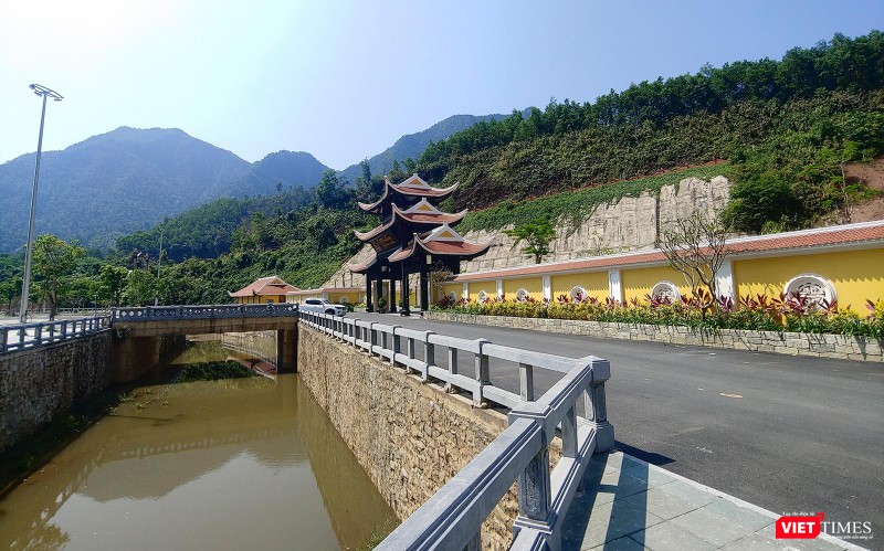 Lối kiến trúc chùa chiền xa lạ với người Cơ Tu