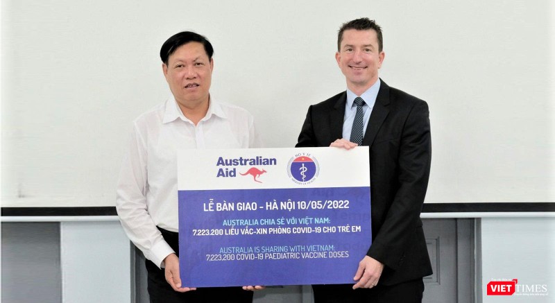 Thứ trưởng Bộ Y tế Đỗ Xuân Tuyên và Phó Đại sứ Mark Tattersall chính thức xác nhận 7.223.200 liều vaccine do Australia hỗ trợ Việt Nam cho chương trình tiêm chủng ngừa COVID-19 cho trẻ em.
