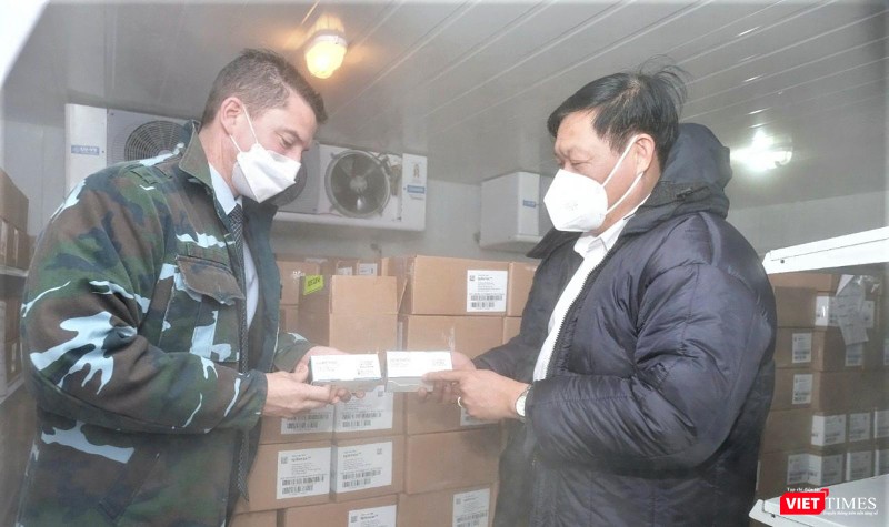 Phó Đại sứ Mark Tattersall và Thứ trưởng Bộ Y tế Đỗ Xuân Tuyên kiểm tra các liều vaccine do Australia chuyển giao cho chương trình tiêm chủng ngừa COVID-19 cho trẻ em. Phó Đại sứ Mark Tattersall và Thứ trưởng Bộ Y tế Đỗ Xuân Tuyên kiểm tra các liều vaccine do Australia chuyển giao cho chương trình tiêm chủng ngừa COVID-19 cho trẻ em.