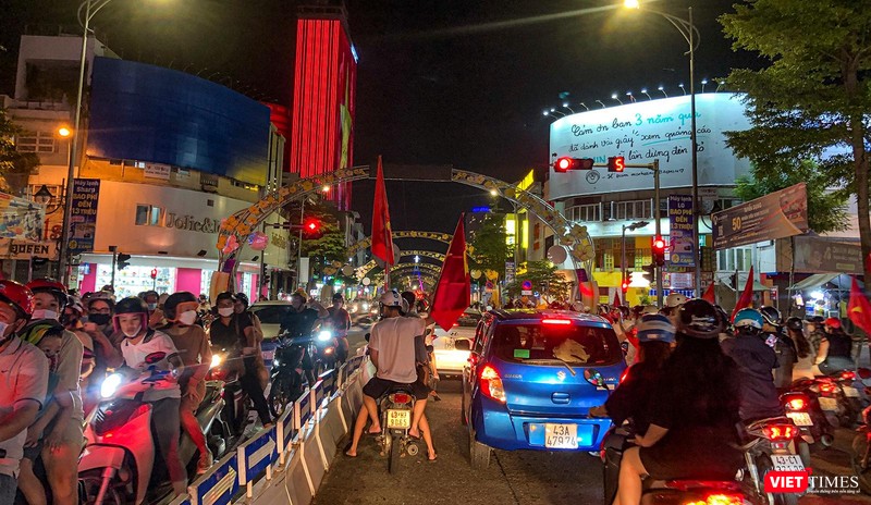 Người Đà Nẵng đổ ra đường ăn mừng U23 Việt Nam chiến thắng U23 Thái Lan tại SEA Games 31