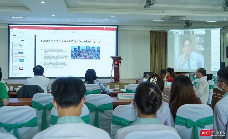 Chuyên gia Cherry KWON đến từ ĐH Dong-A (Hàn Quốc) trình bày tham luận