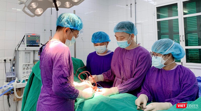 Ê kíp bác sĩ Bệnh viện hữu nghị Việt Đức phẫu thuật cho bệnh nhân