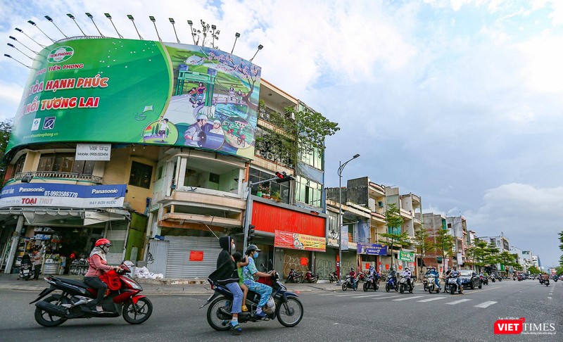 Cả đoạn phố trở nên hoang tàn