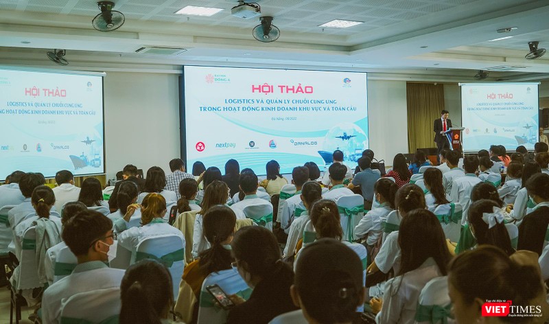 Quang cảnh hội thảo chuyên ngành “Logistics và quản lý chuỗi cung ứng trong hoạt động kinh doanh khu vực và toàn cầu”