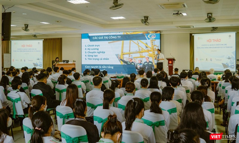 Đại diện "nhà doanh nghiệp" - Cảng Đà Nẵng trình bày tham luận tại hội thảo