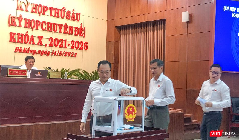 Các đại biểu HĐND bỏ phiếu bãi nhiệm tư cách đại biểu HĐND và chức danh Phó Chủ tịch HĐND TP đối với ông Lê Minh Trung