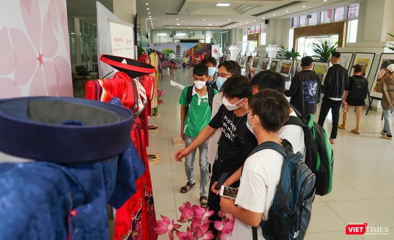 Trưng bày trang phục truyền thống Việt-Nhật