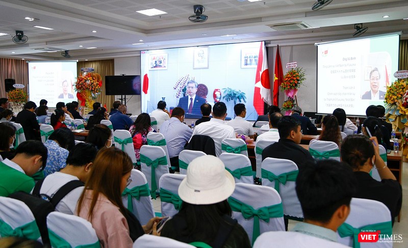 Ông Vũ Bình – Tổng lãnh sự Việt Nam tại Fukuoka (Nhật Bản) chia sẻ trực tuyến về những chính sách tiếp nhận nhân sự tại TP Fukuoka dành cho sinh viên.