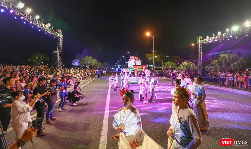 Du khách hào hứng với lễ hội đường phố Đà Nẵng