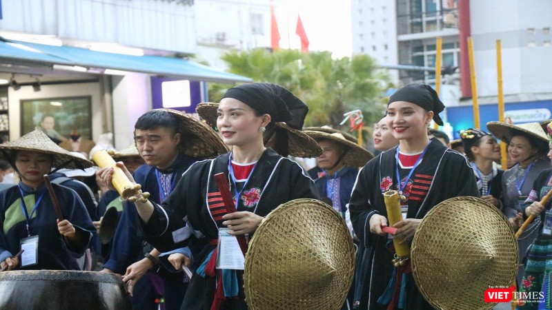 Thiếu nữ trong trang phục truyền thống