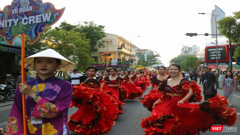 Sôi động cả tuyến phố