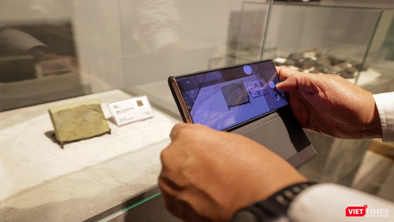 Khách tham quan thích thú với các mẫu vật hoá thạch