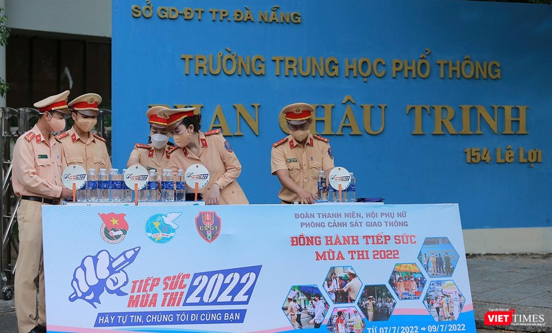 Đoàn viên thanh niên lực lượng CSGT Công an TP Đà Nẵng tổ chức tiếp sức mùa thi tại kỳ thi Tốt nghiệp THPT năm 2022 tại Đà Nẵng