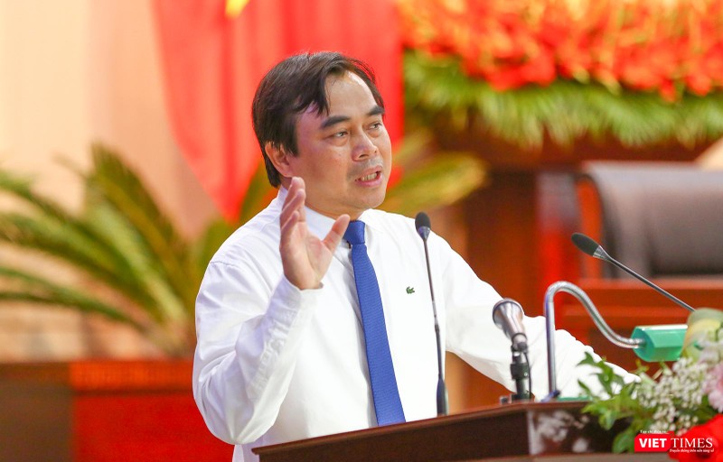 Ông Tô Văn Hùng Hùng - Giám đốc Sở TN&amp;MT Đà Nẵng trả lời chất vấn của đại biểu HĐND TP tại kỳ họp thứ 7, HĐND TP Đà Nẵng khóa X.