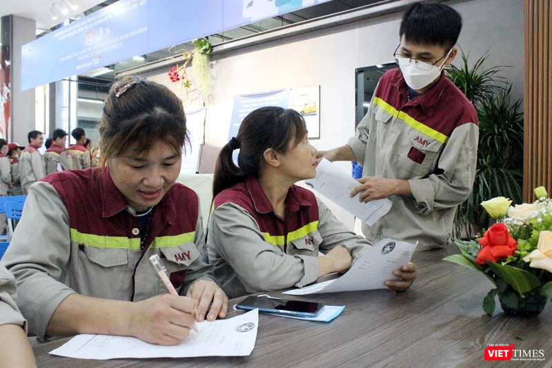 Các công nhân làm thủ tục