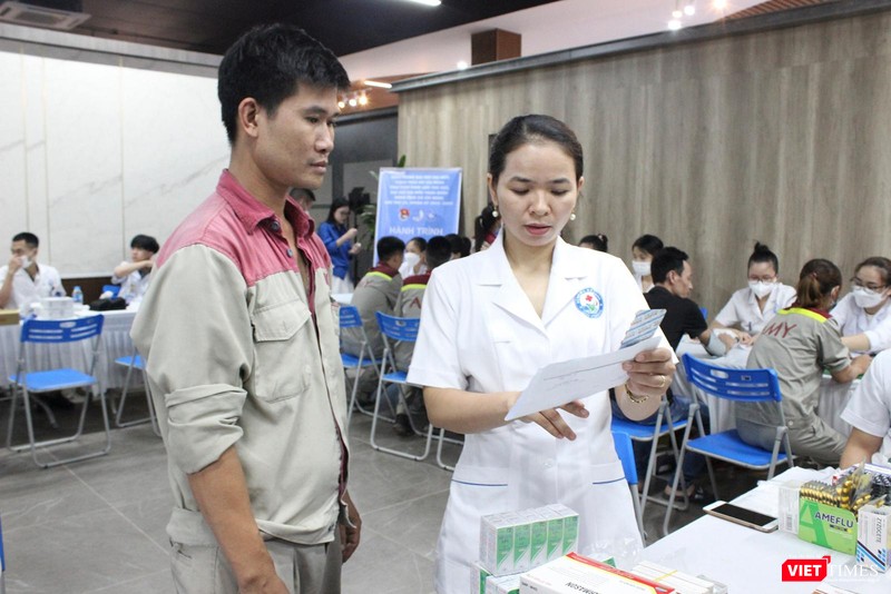 Bác sĩ hướng dẫn sử dụng thuốc