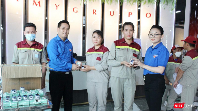 Cấp phát thuốc cho công nhân