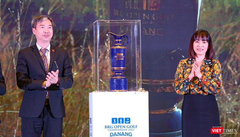Bà Trương Thị Hồng Hạnh – Giám đốc Sở Du lịch Đà Nẵng và đại diện tập đoàn BRG bên chiếc cup giải đấu BRG Open Championship 2022