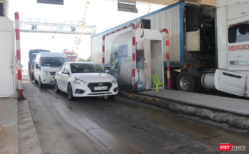 Phương tiện đi qua trạm thu phí Tuý Loan, dẫn vào cao tốc Đà Nẵng-Quảng Ngãi