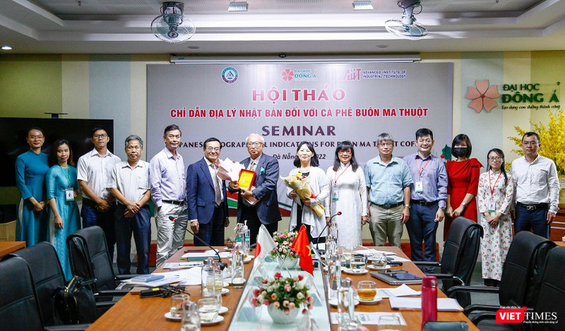 Các đại biểu, chuyên gia chụp ảnh lưu niệm