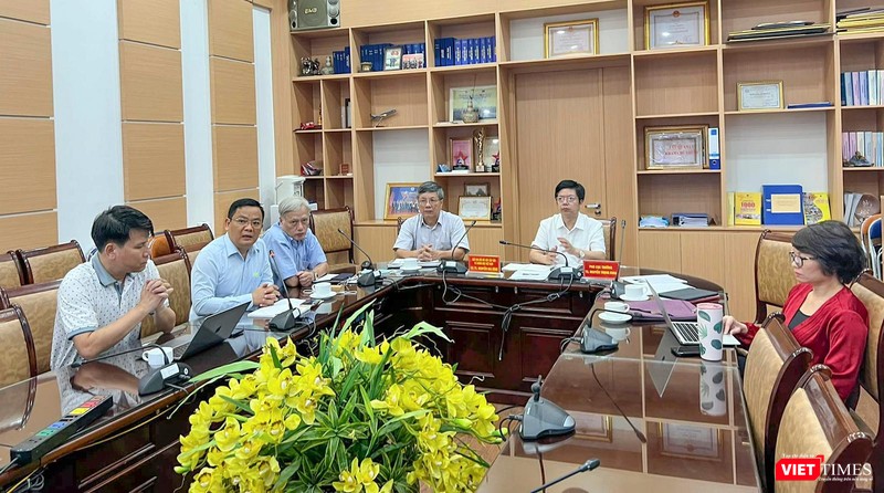 Các chuyên gia tham dự cuộc họp Tổ chuyên môn chăm sóc, điều trị ca bệnh COVID-19 tại điểm cầu Bộ Y tế. (Ảnh Lê Hảo/SKDS)