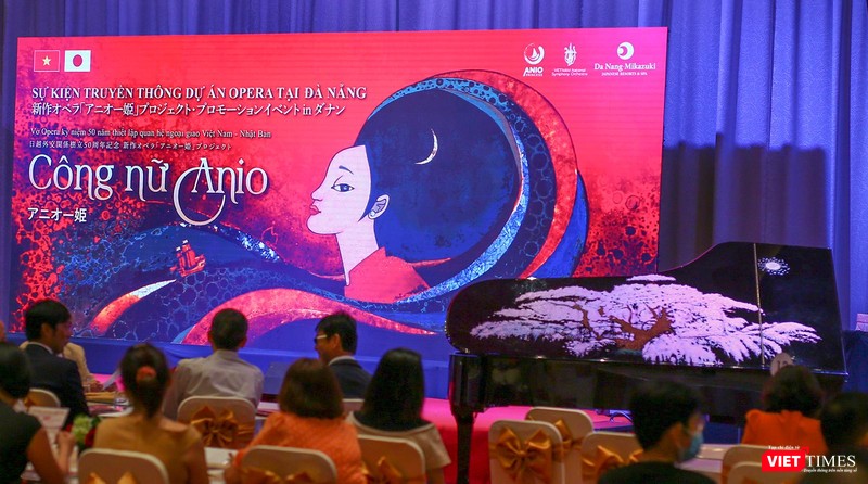 Chiếc đàn piano được tô điểm với họa tiết sơn mài Aizu nuri độc đáo của Nhật Bản được giới thiệu trong buổi công bố vở diễn opera