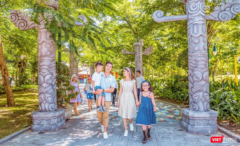 Du khách tham quan tại Công viên châu Á