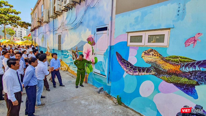 Một góc đường tranh bích hoạ làng chài Mân Thái