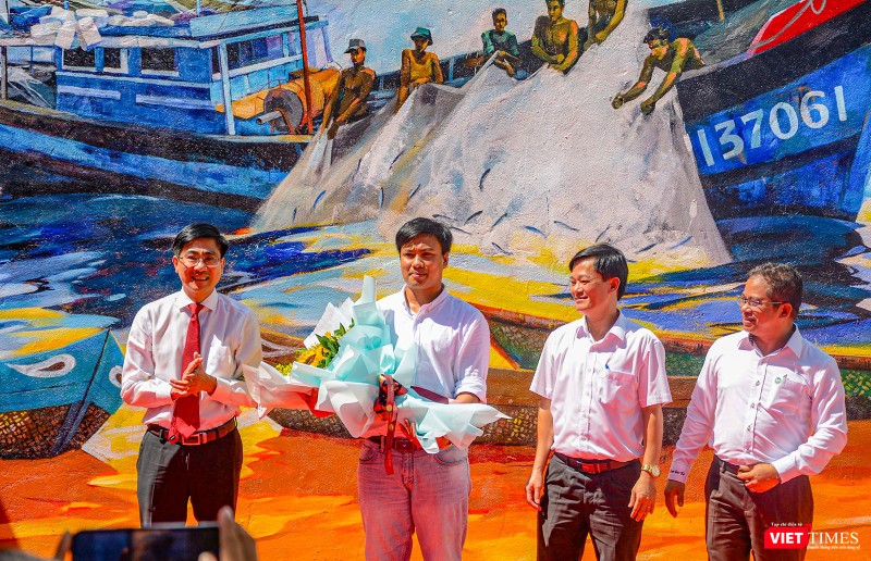 Đại diện lãnh đạo quận Sơn Trà tặng hoa cho các nghệ sĩ thực hiện đường tranh