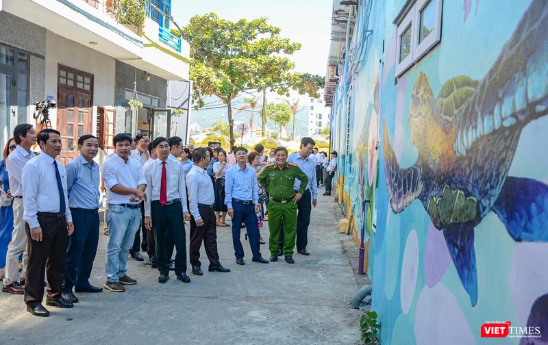 Lãnh đạo quận Sơn Trà cùng đại diện các sở, ban, ngành TP Đà Nẵng tại buổi khánh thành đường tranh bích hoạ làng chài Mân Thái sáng nay, 29/8
