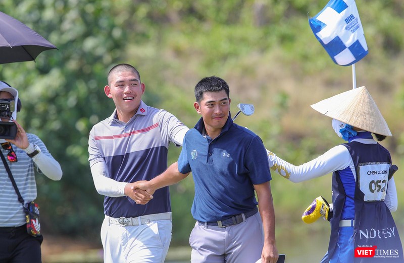 Golfer Chen Guxin (trái) và Lloyd Jefferson Go trên green hố 18 trận playoff