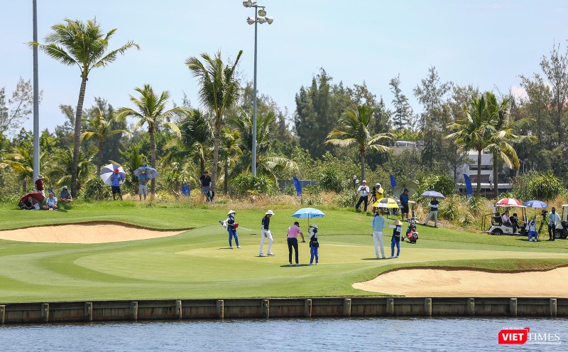 Golfer nỗ lực cống hiến dưới nắng nóng miền Trung Việt Nam