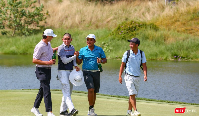 Các golfer tham gia giải đấu chúc mừng chiến thắng của Chen Guxin trên green hố số 18