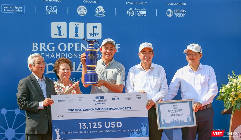 Lãnh đạo UBND TP Đà Nẵng và lãnh đạo Tập đoàn BRG trao cúp cho golfer Chen Guxin