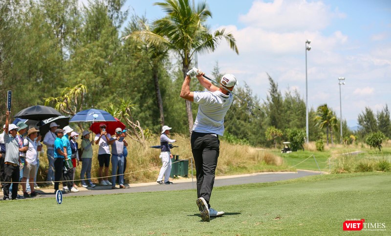 Khán giá theo dõi từng cú phát bóng