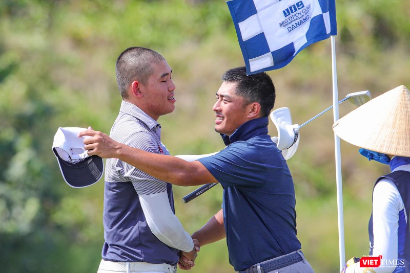 Golfer Lloyd Jefferson Go chúc mừng chiến thắng của Chen Guxin