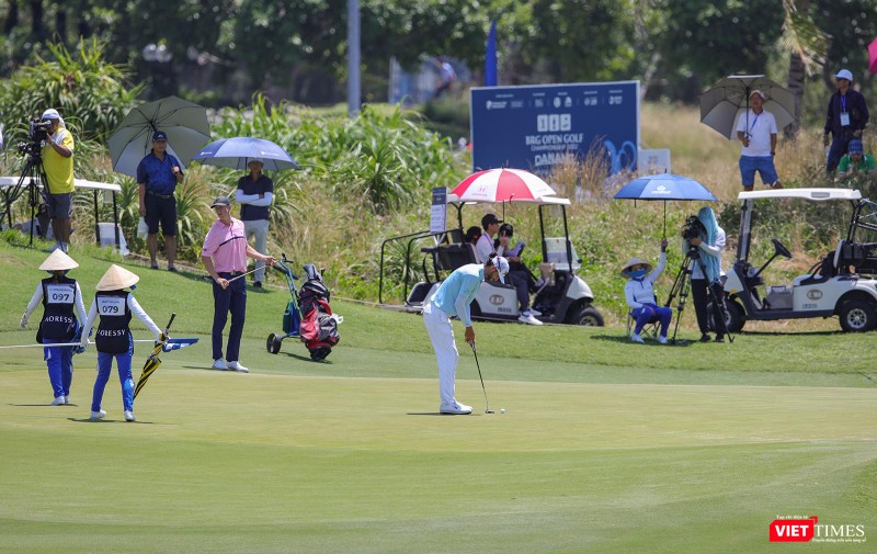 Để đưa bóng vào hố