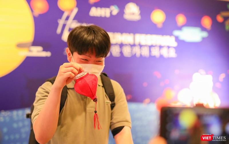 Một du khách Hàn Quốc hứng thú với chiếc đèn lồng Hội An