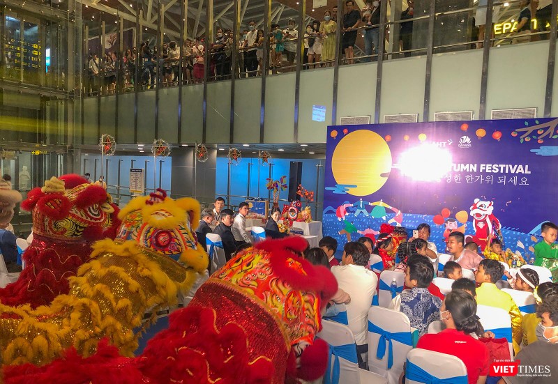 Quang cảnh đêm trung thu kỷ niệm 30 năm thiết lập quan hệ ngoại giao Việt Nam- Hàn Quốc được tổ chức tại nhà ga quốc tế sân bay Đà Nẵng