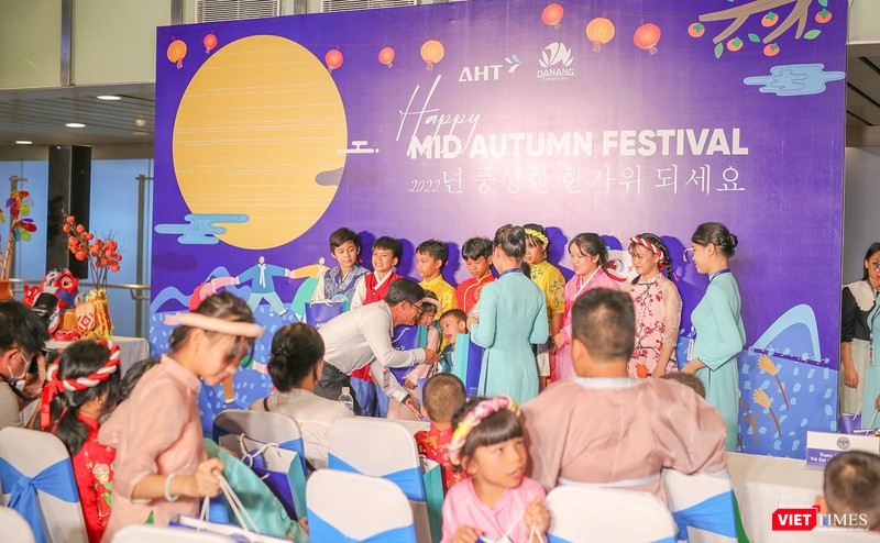 Ông Tán Văn Vương – Phó Giám đốc Sở Du lịch Đà Nẵng - tặng quà cho các em nhỏ