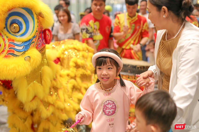 Các em nhỏ hứng thủ với màn múa lân và rước đèn