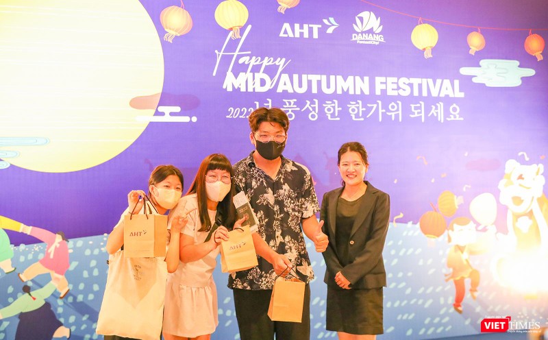 Du khách Hàn Quốc vui vẻ khi được nhận quà trung thu