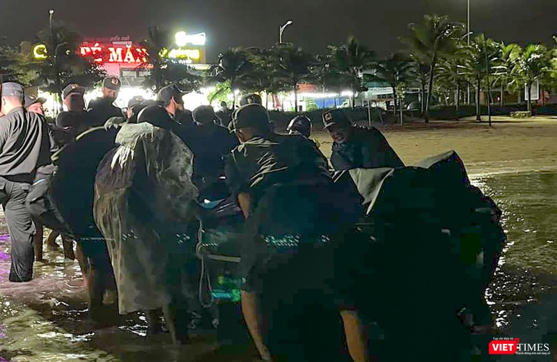 Giúp ngư dân kéo thuyền lên bờ