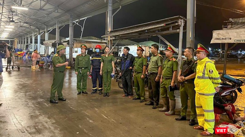 Công an TP Đà Nẵng triển khai lực lượng giúp ngư dân tại âu thuyền Thọ Quang