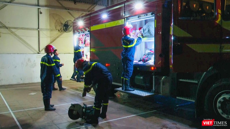 Lực lượng Cảnh sát PCCC và Cứu nạn, cứu hộ chuẩn bị trang thiết bị lên đường giúp dân