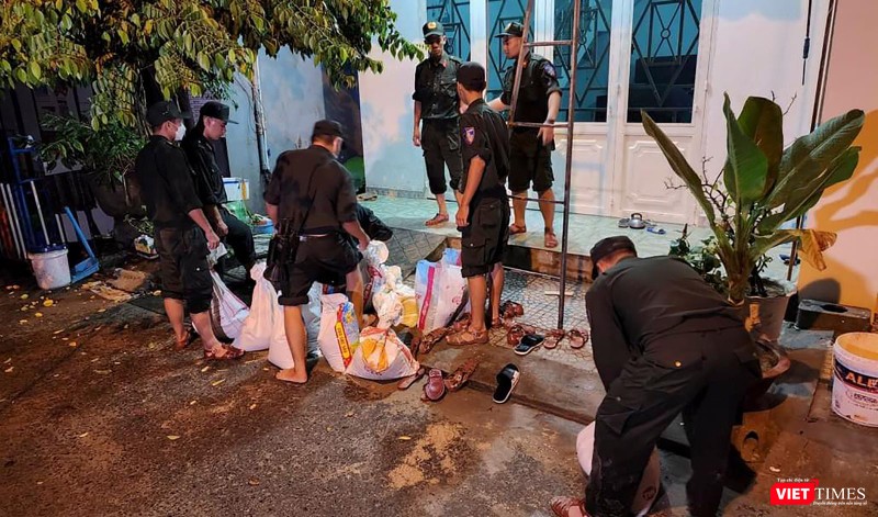 Chèn mái tôn nhà dân