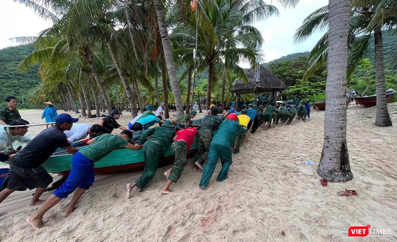 Kéo tàu lên bờ ở Cù Lao Chàm